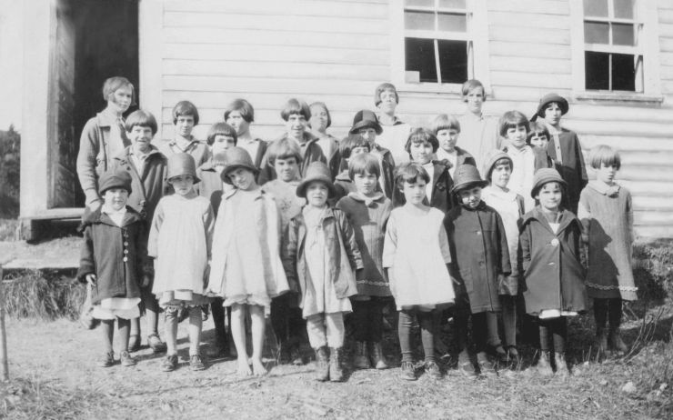 Filles de l’école de Portage-du-Lac vers 1928 (am_2200)