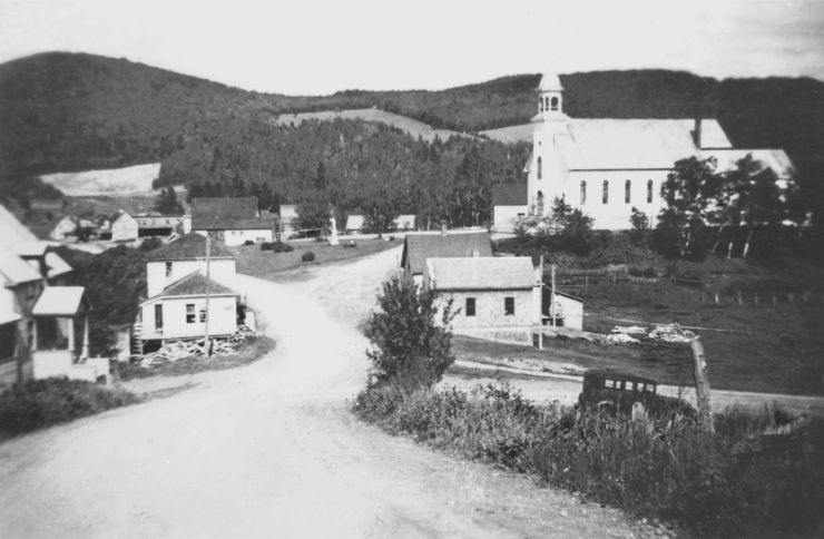 Centre du village de Lac-Baker vers 1945 (am_2182)