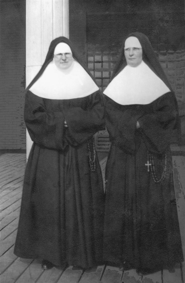 Soeur Régina Morneault dite Saint-Vincent (1900-1988) et soeur Anna Cyr dite Desjardins (1893-1976) (ph_1134)