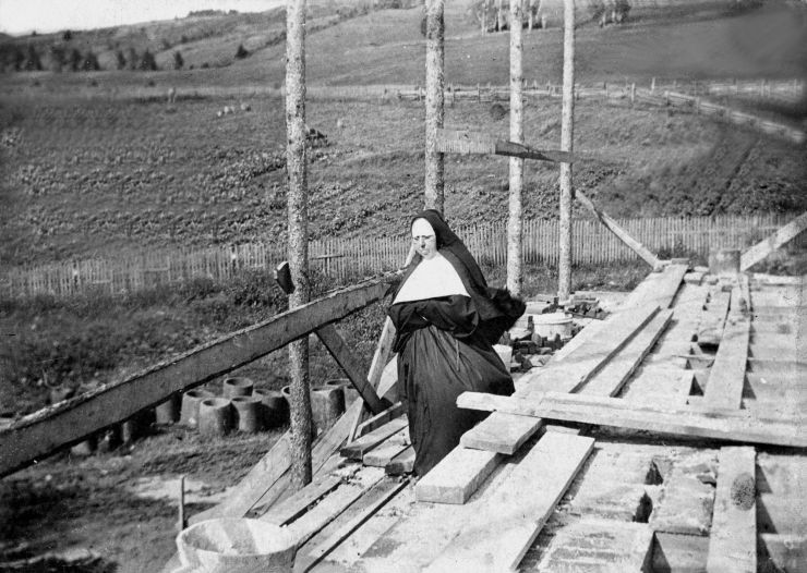 Sr Maillet sur le chantier de construction du monastère en 1907 (ph_107)