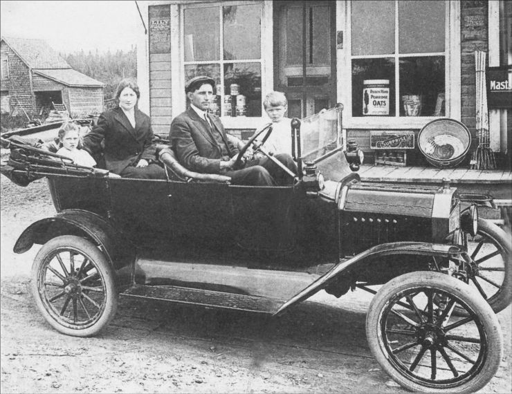 Violette et un Model T Ford 1916 (am_2369)